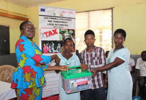 She-Vera Anzagira, Manager of ActionAid Ghana’s Greater Accra Regional Programme hands over embroidery toolkit to beneficiaries
