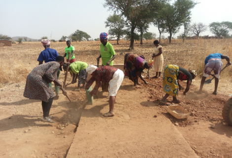 Members of the Yagzure Tibonkena Women’s Group fixing the culvert