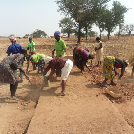 Members of the Yagzure Tibonkena Women’s Group fixing the culvert